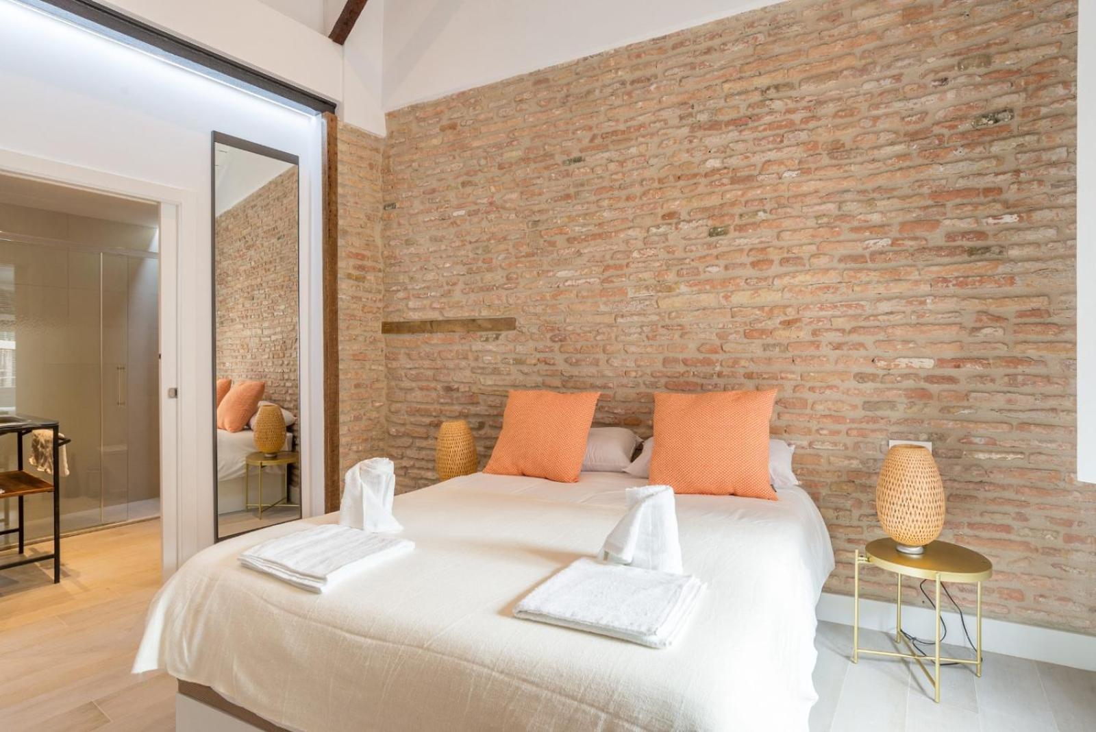 Te1a-el Teatro Brick Wall Prime Location Apartment *